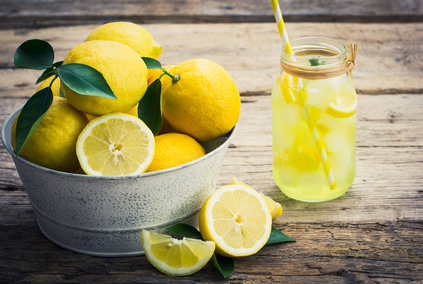 Frische Zitronen und Limonade sind gesund